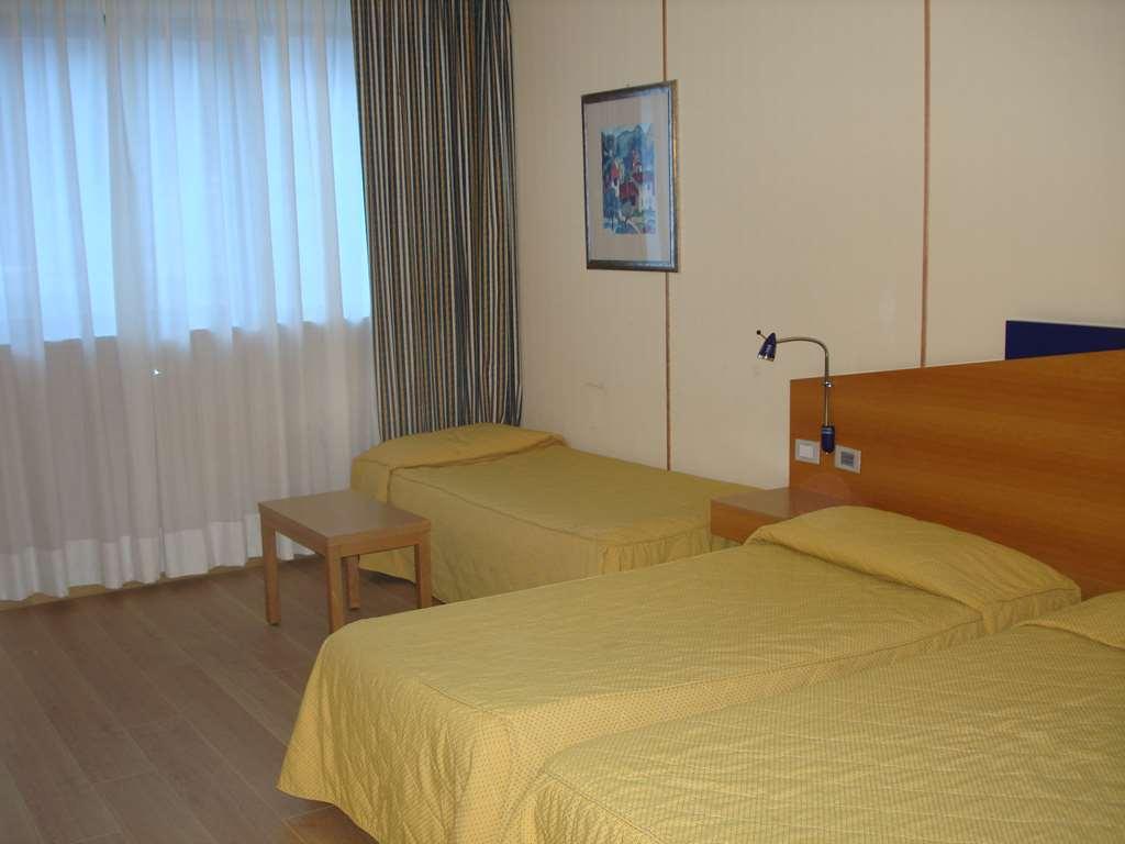 Hotel Express Aosta East Pollein Zimmer foto
