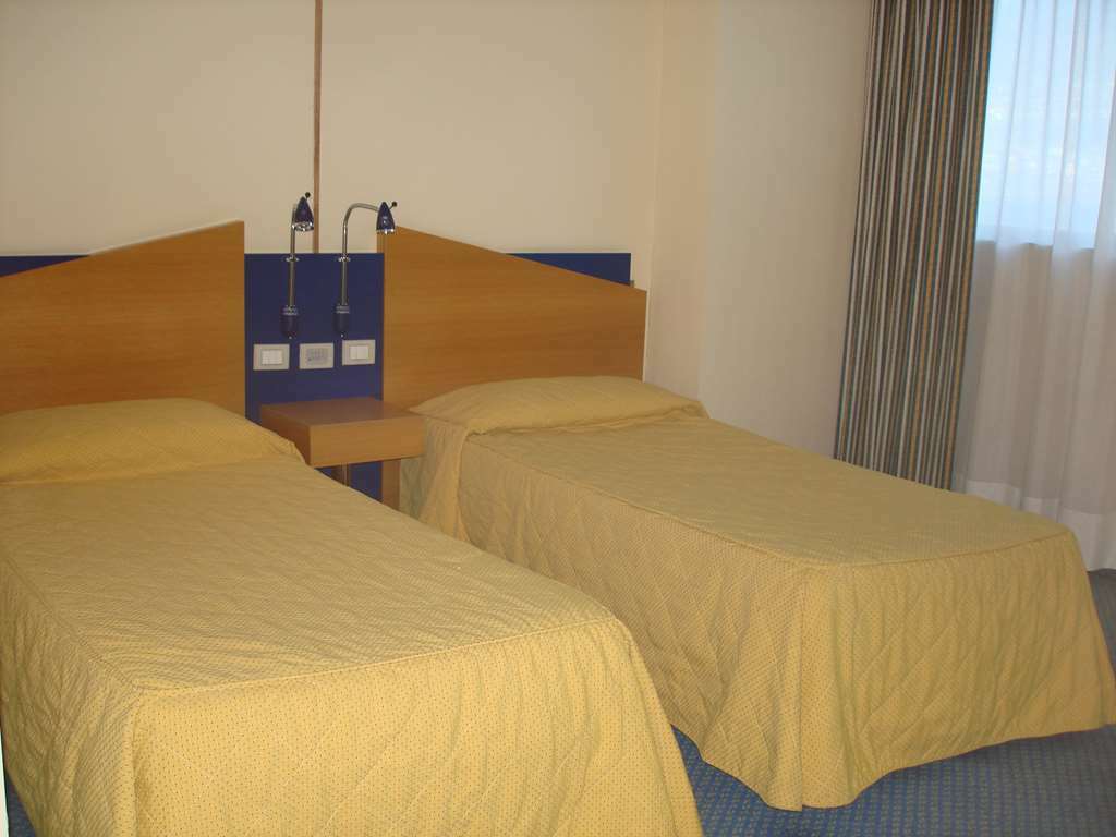 Hotel Express Aosta East Pollein Zimmer foto